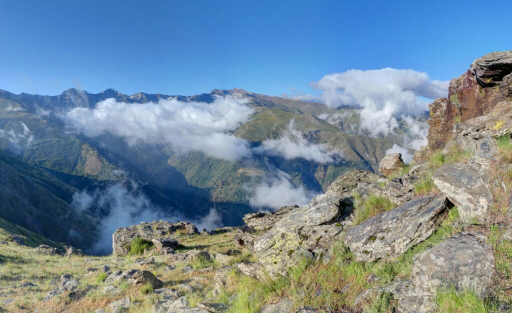 Uitzicht over de Sierra Nevada in Zuid-Spanje met besneeuwde bergtoppen