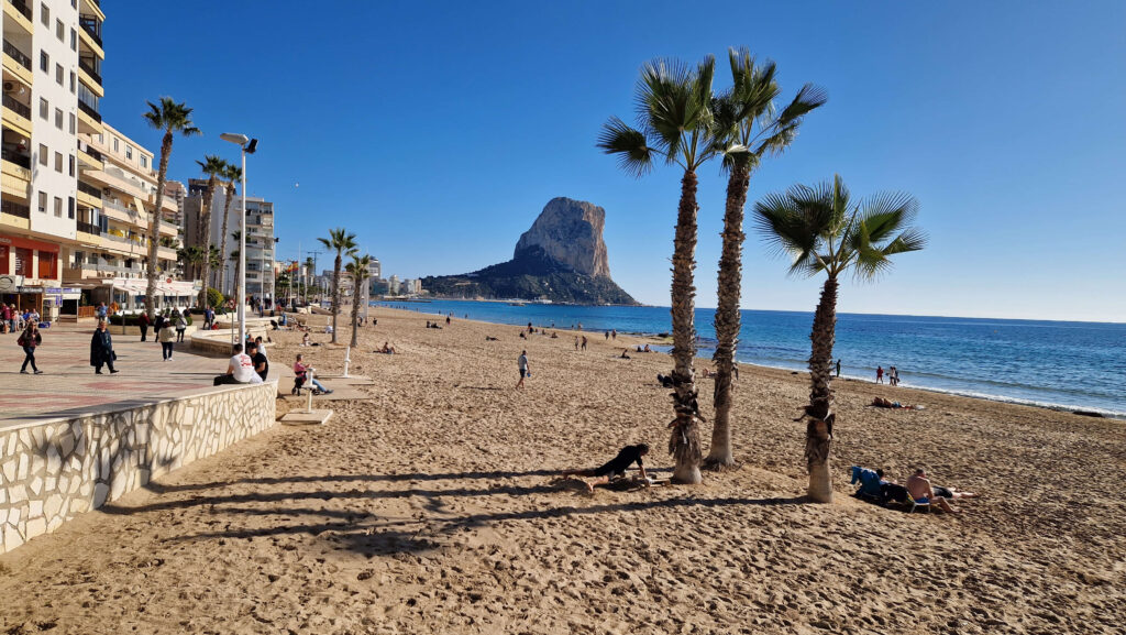 Uitzicht op de iconische rots van Calpe met palmbomen