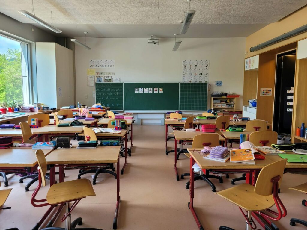 Onderwijs bij emigratie draait om het kiezen van de juiste school. Hier een voorbeeld van een leeg klaslokaal.