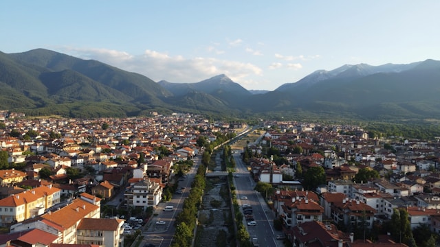 Berglandschap in Bulgarije met weg door groen natuurgebied