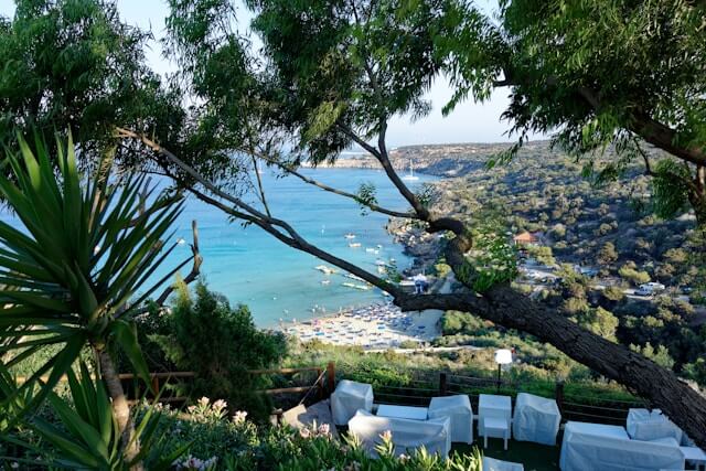 Konnos Bay op Cyprus. Cyprus is een aantrekkelijke emigratiebestemming.