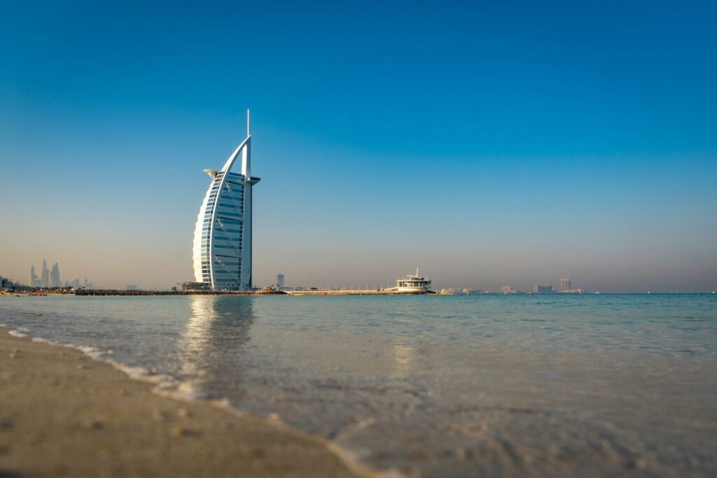 Dubai skyline met uitzicht op de Burj Al Arab vanaf het strand, in helder ochtendlicht