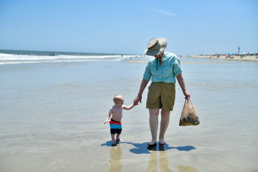 Een oma en haar kleinkind lopen op het strand. Symbool voor de landen in Europa zonder erfbelasting