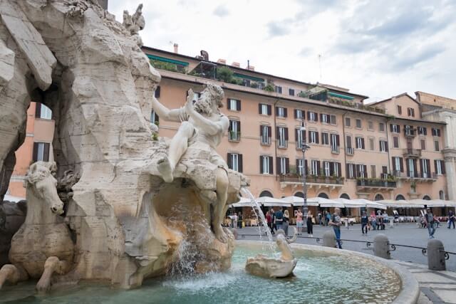 Een plein met fontein in Rome: welke fiscale voordelen biedt Italië?