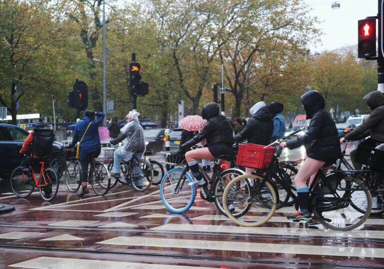 Fietsers in Nederland in de regen als symbool voor de erfbelasting.