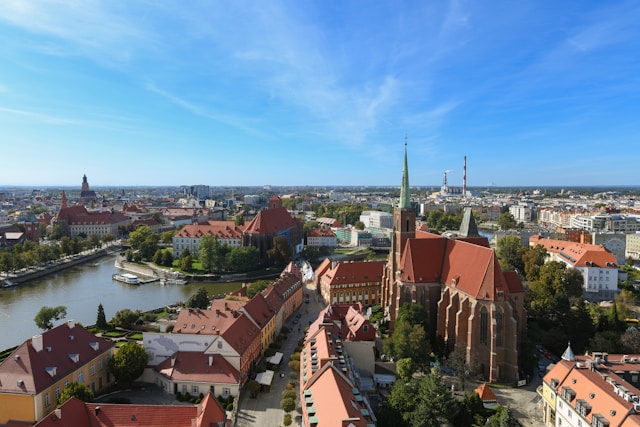 Historisch stadscentrum in Polen met kerk en oud stadsbeeld