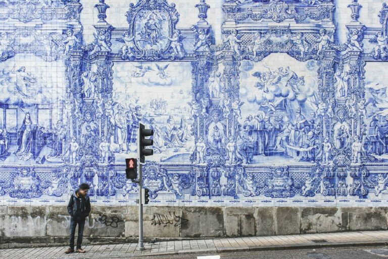 Een typisch Portugees straatbeeld als symbool voor de lage erfbelasting in Portugal.