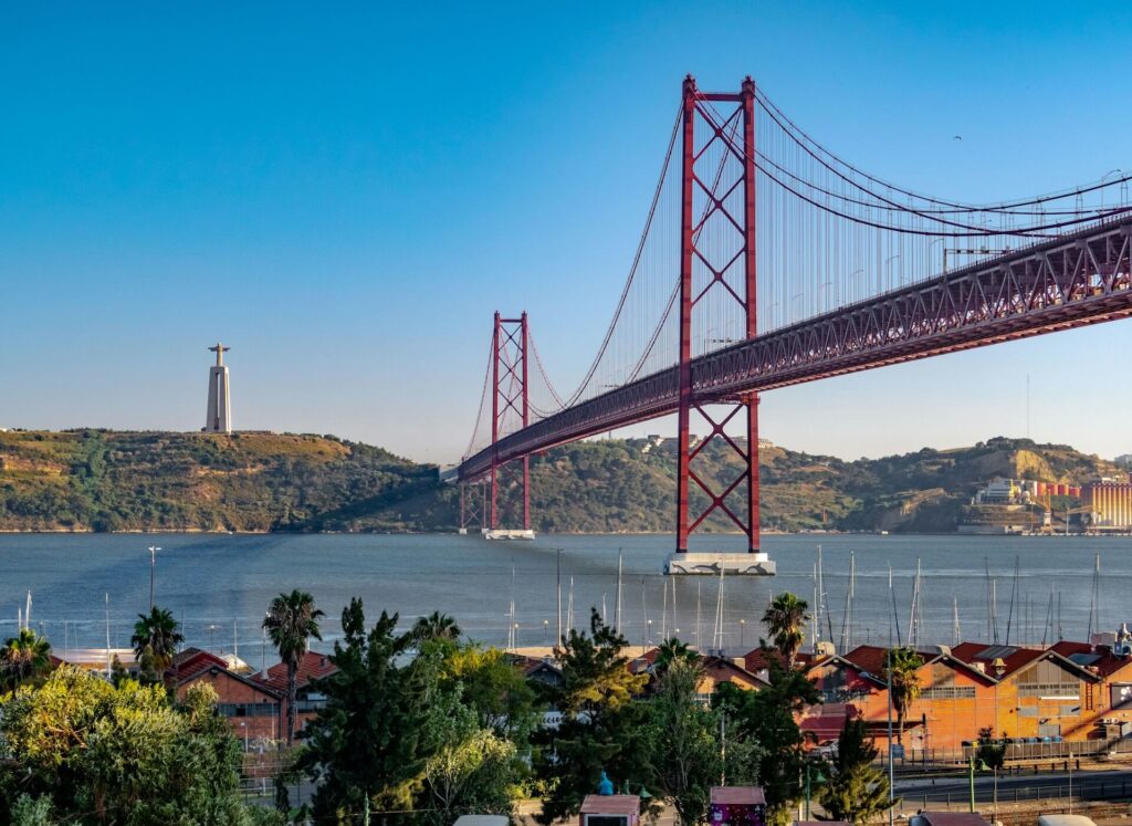 De beroemde brug in Lissabon als symbool voor de lage erfbelasting in portugal.
