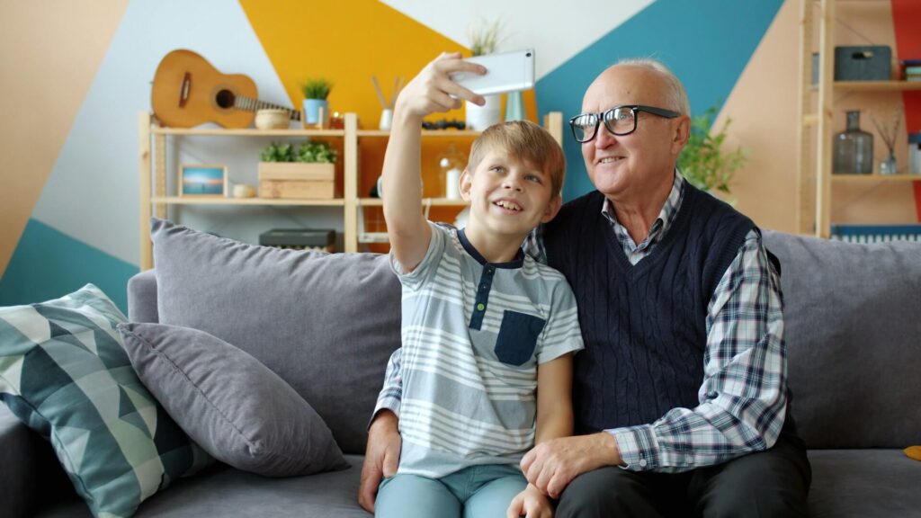 Een opa en zijn kleinzoon als symbool voor de lage erfbelasting in portugal.